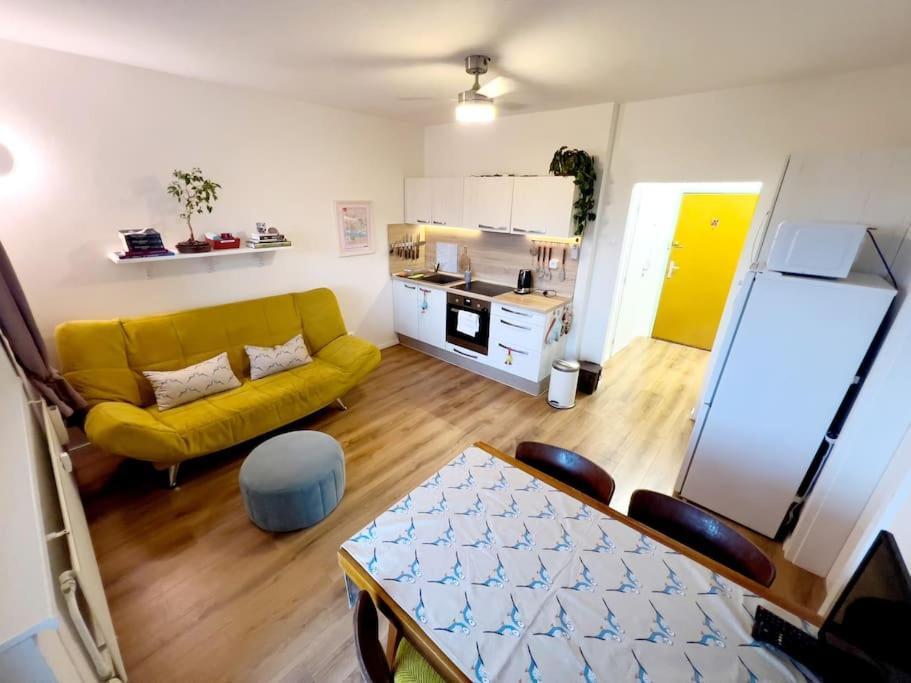 Yellow Sofa Appartement